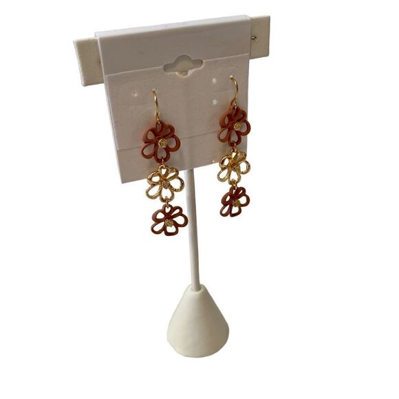 carol dauplaise   3 tiered flower drop earrings. Lightweight, pretty & delicate. - Picture 2 of 5